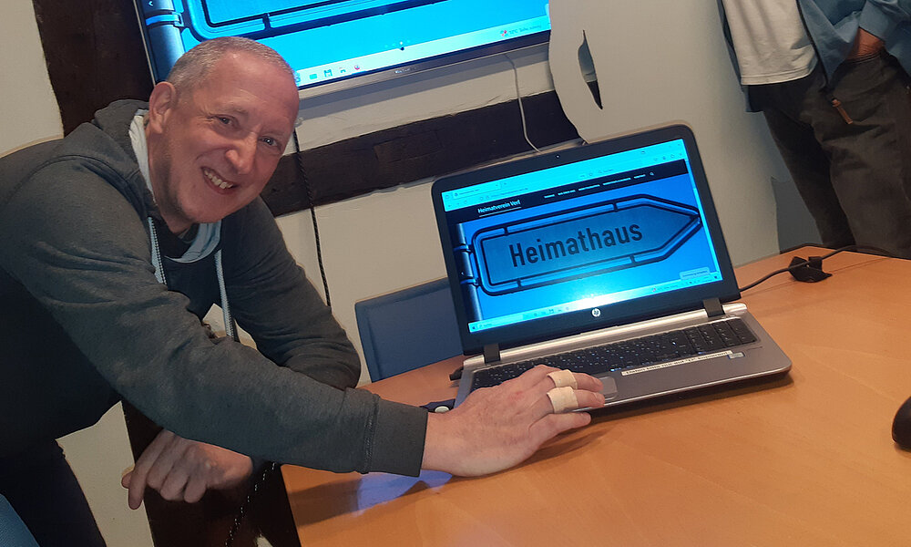 Die modernisierte Homepage des Heimatvereins Verl wird hier von Thomas Dörscheln (Anwendungstechniker) präsentiert. Foto: Heimatverein